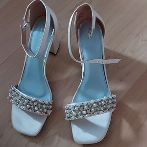 Neutral Blurry Image - No Discernible Product